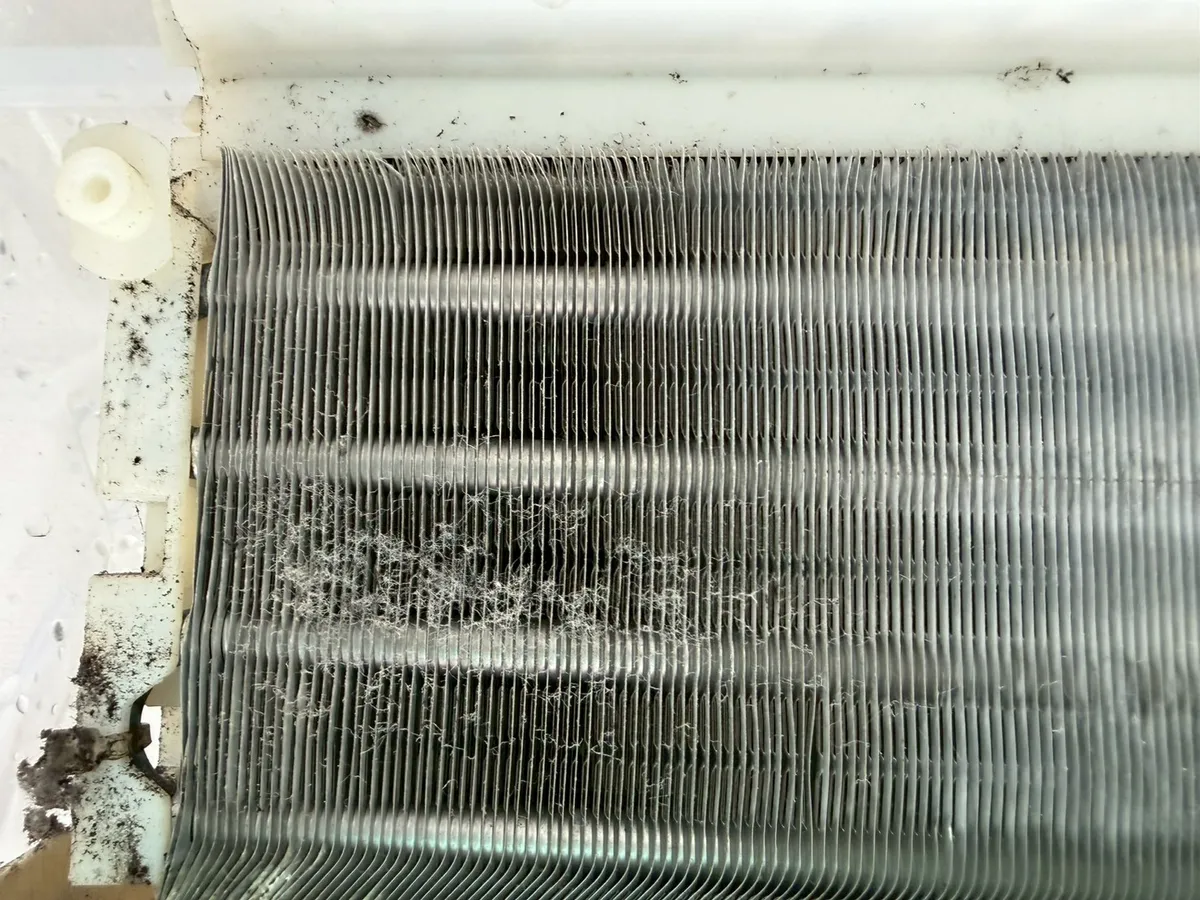 熱交換器フィンの汚れ（施工前）